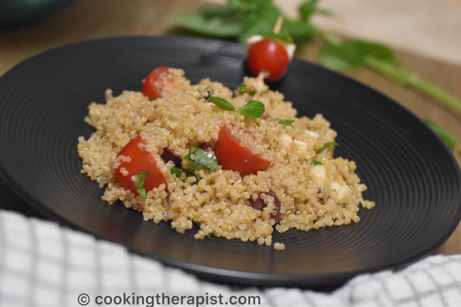 Quinoa caprese salad / Italian style quinoa bowl